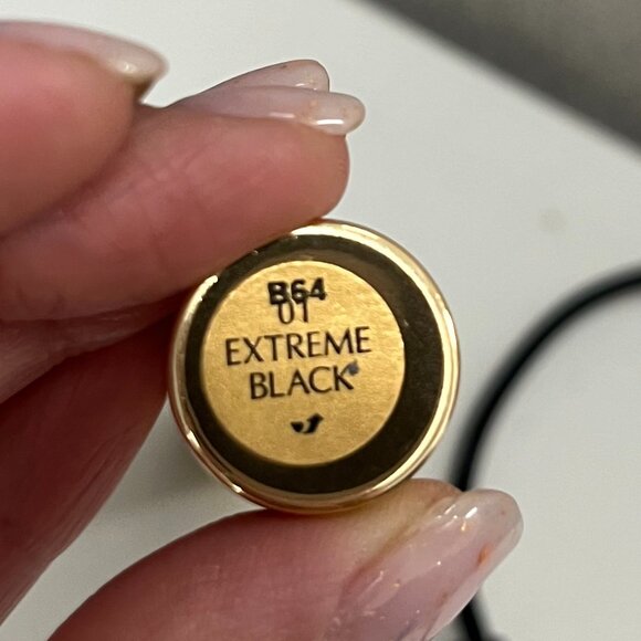 Sumptuous Extreme Lash Multiplying Volume Mascara - Picture 4 of 4